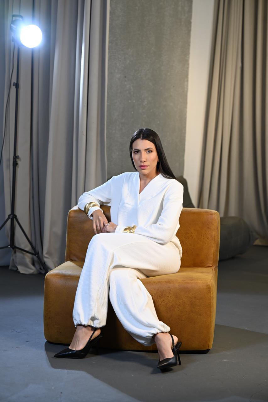 Luana Ribeiro sentada em um ambiente de trabalho